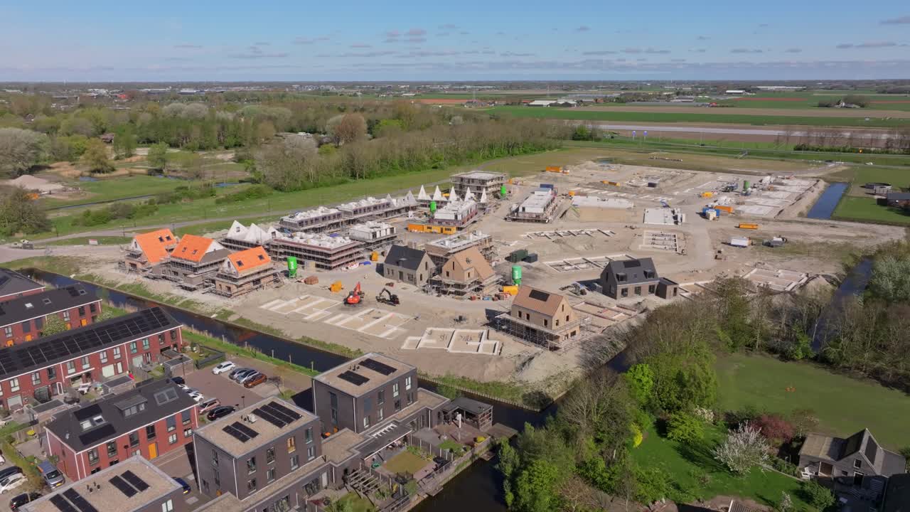 Luchtfoto van actieve woningbouwzone nabij het Nederlandse platteland