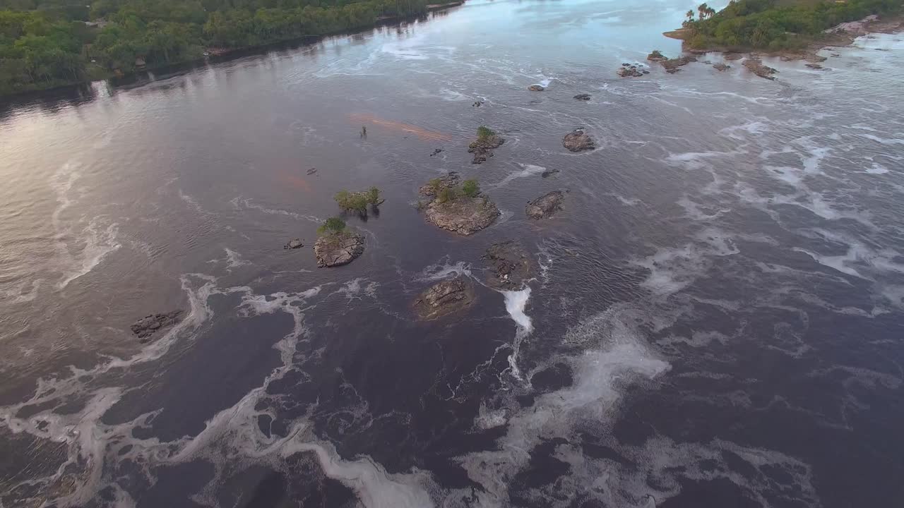 Imagem aérea da lagoa de Canaima, na Venezuela, ao pôr do sol
