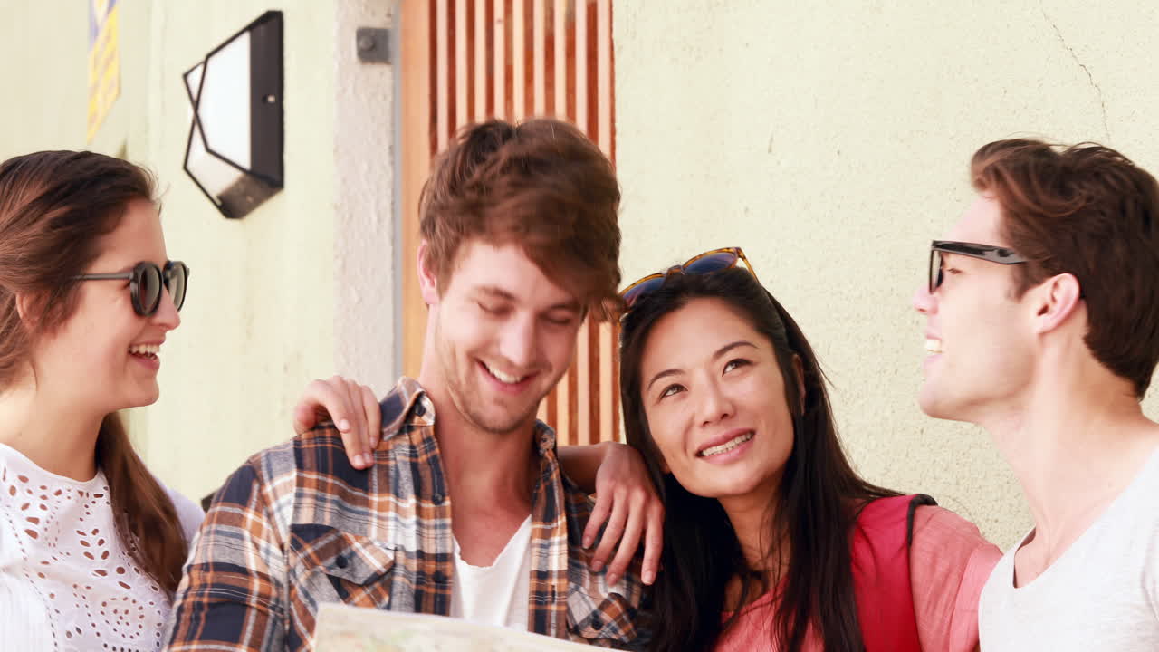 amigos hipsters chequeando el mapa