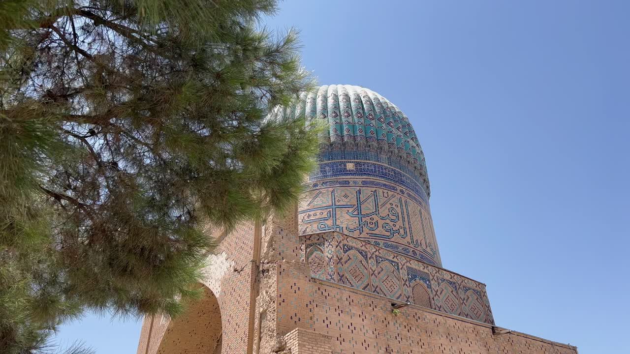 cautivadora vista en 4k de la mezquita de bibi khanym, samarcanda, uzbekistán