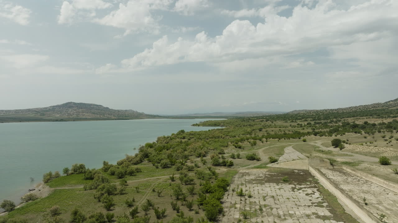 embalse de agua dalis mta con paisaje de estepa en georgia