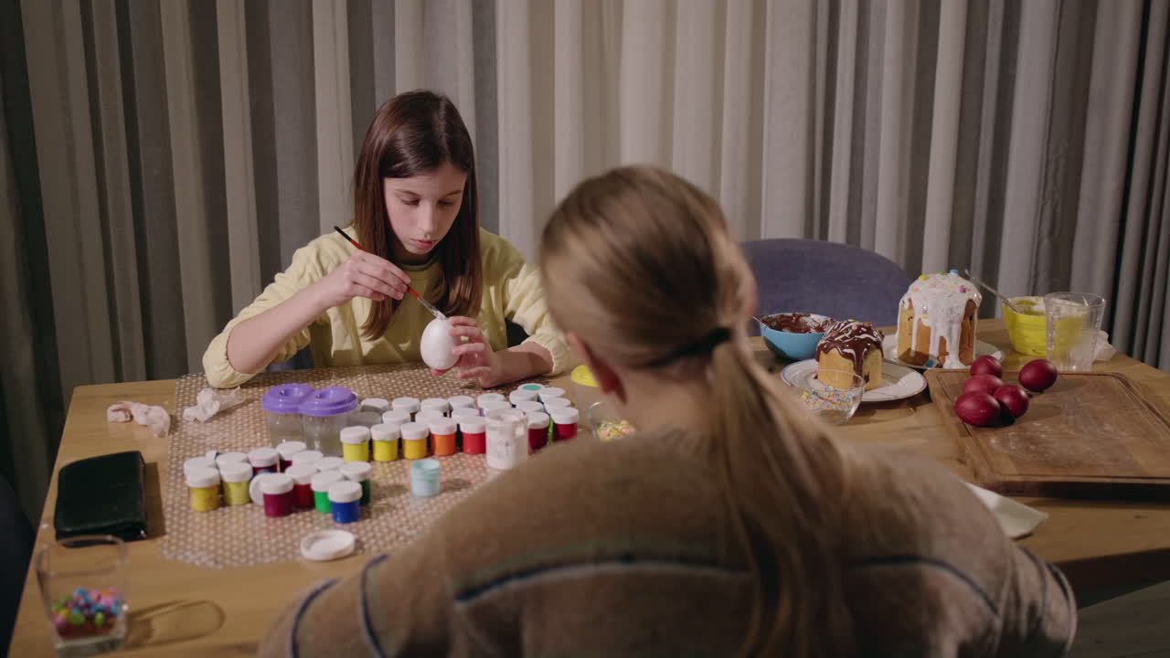 niños decorando huevos de pascua