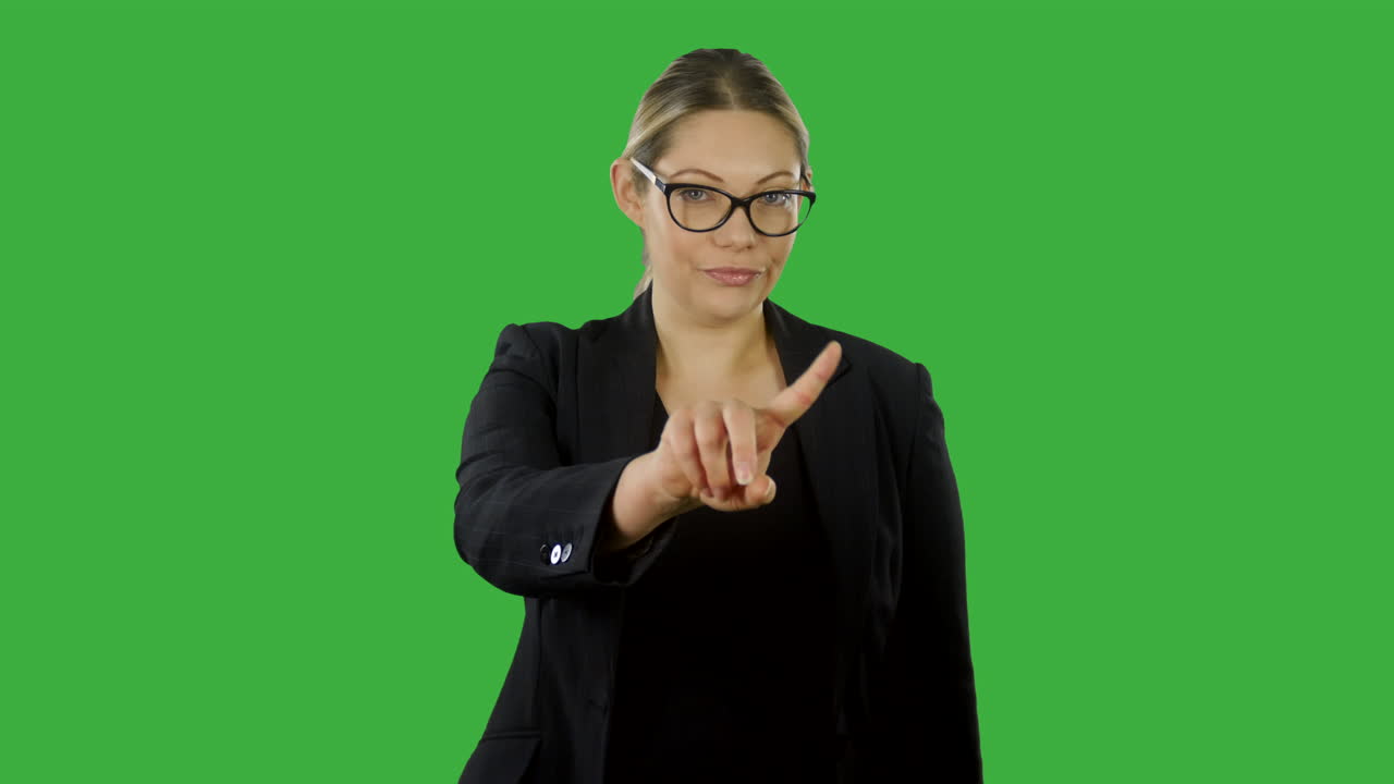 mujer insatisfecha mirando a la cámara y moviendo el dedo