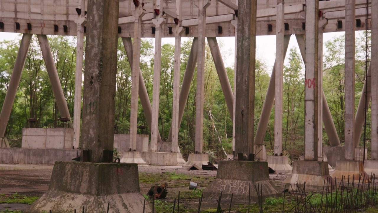 Pilares de concreto na base de uma torre de resfriamento inacabada em Chernobyl