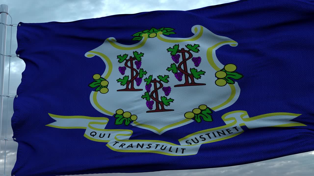 la bandera de connecticut ondeando en el viento contra las profundas y hermosas nubes del cielo.