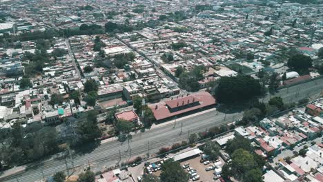 Vista-Frontal-Aérea-De-La-Estación-De-Tren-De-Querétaro-Y-Rieles-En-Frente