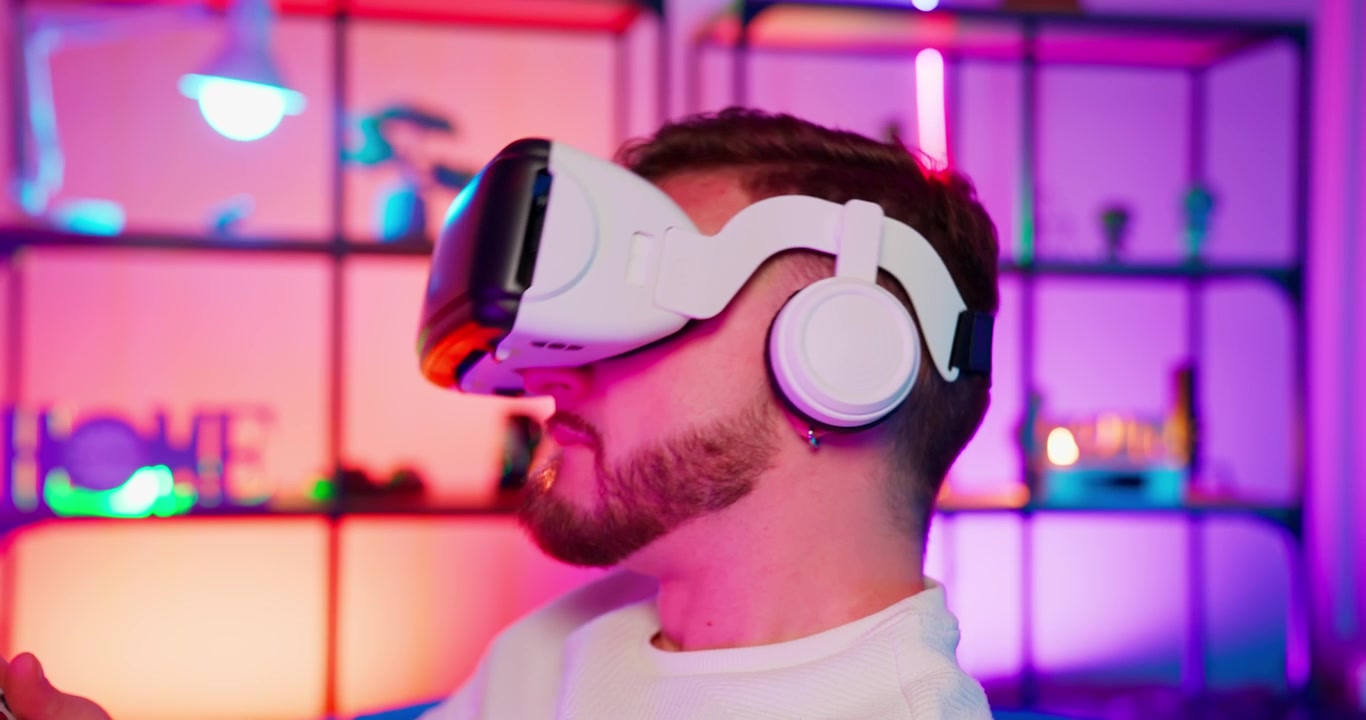 Giovane uomo immerso in un'esperienza di realtà virtuale con visore VR e cuffie