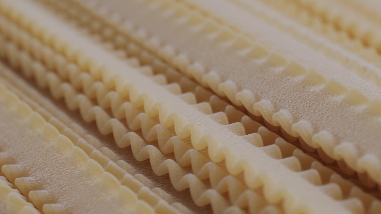 Gros plan sur des feuilles de lasagnes crues