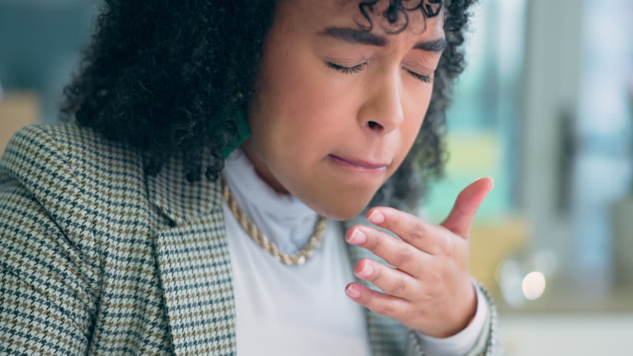 mujer, café y quemar los labios con la bebida