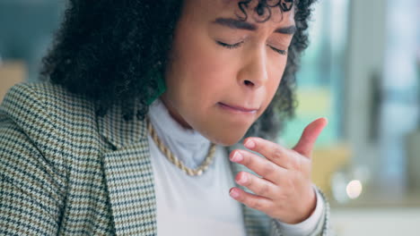 mujer, café y quemar los labios con la bebida
