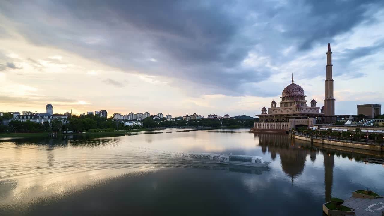escena de puesta de sol en la mezquita de putrajaya, malasia.