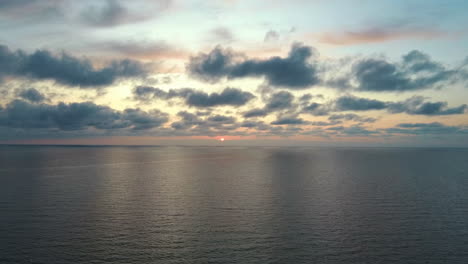 dron volando sobre el mar en una hermosa puesta de sol
