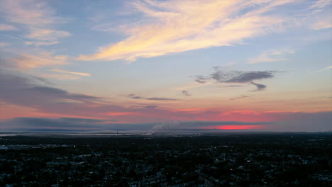 un lapso de tiempo aéreo sobre un barrio suburbano al atardecer