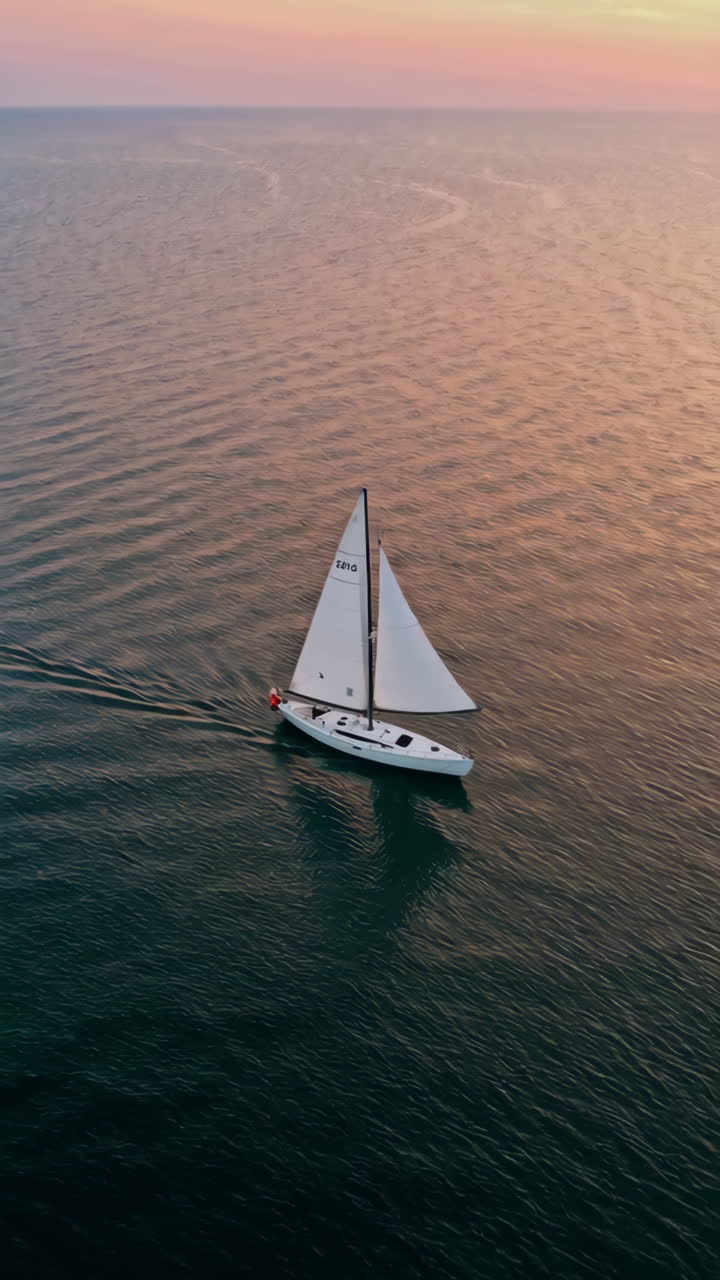 velero al atardecer