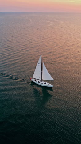 velero al atardecer