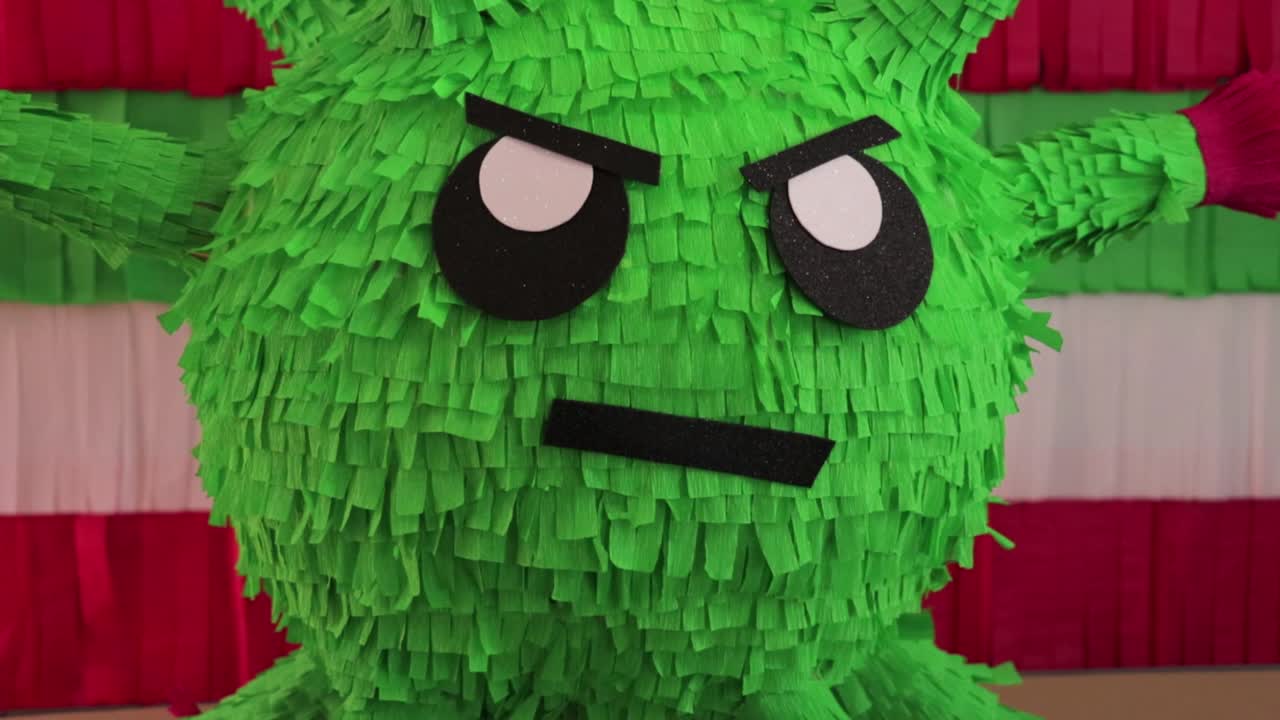 바이러스 멕시코 피냐타. 공예. 코로나 감염병 세계적 유행. 경사