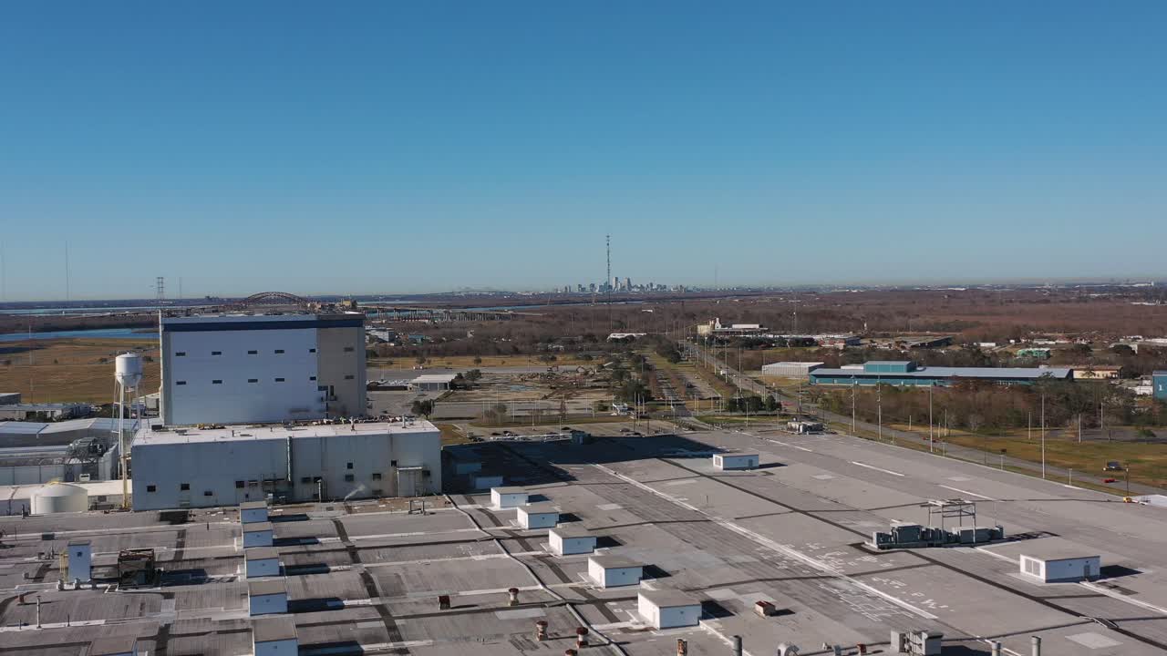 vista aérea de una planta de fabricación con la ciudad de nueva orleans al fondo