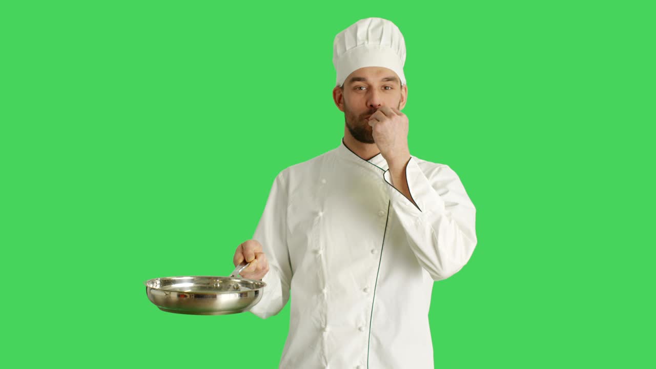 Mezza figura di uno chef che lancia la pasta in padella e fa il gesto "bellissimo". Sfondo schermo verde.