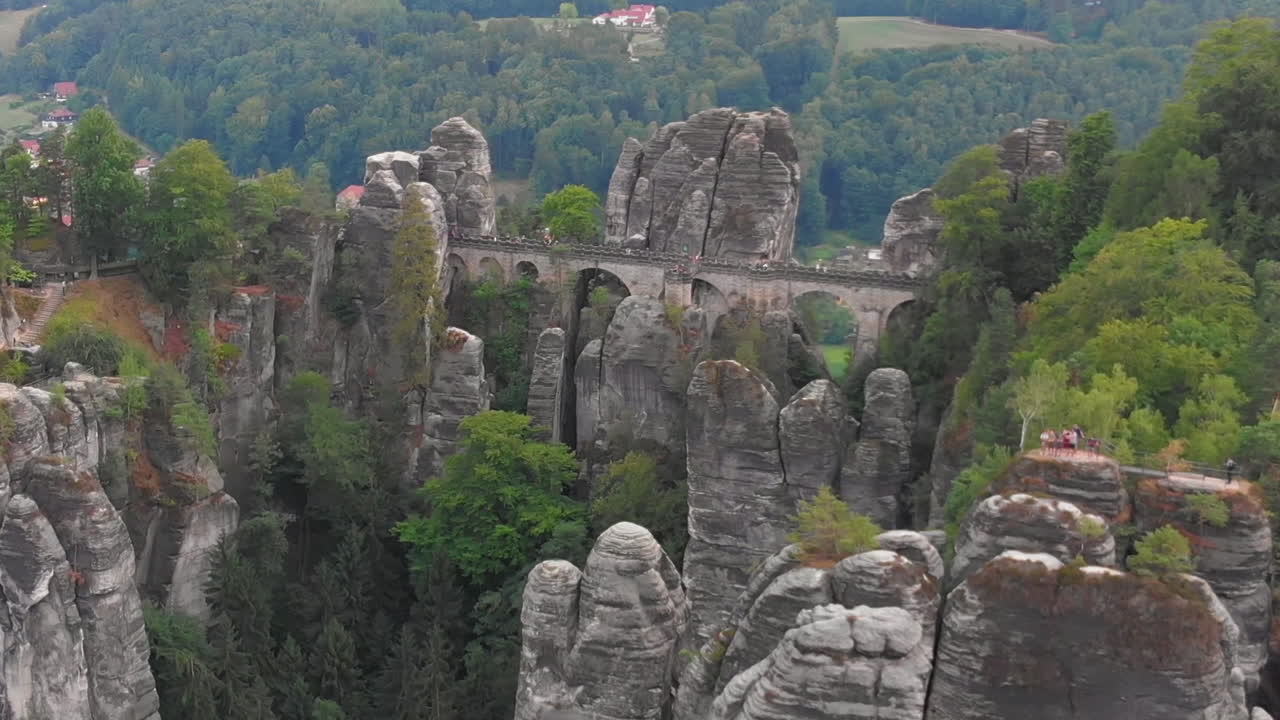 vista aérea del puente bastei de suiza sajona, bad schandau, alemania