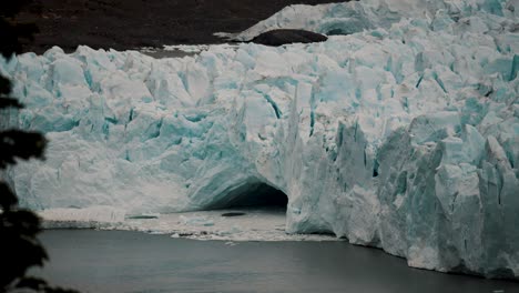 cueva en el glaciar perito moreno en el parque nacional los glaciares, suroeste de la provincia de santa cruz, argentina