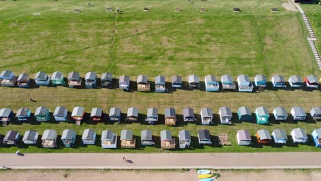 un paso elevado aéreo a la izquierda de las casas de playa de tankerton