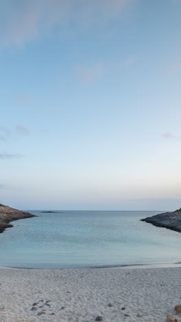 Playa-Faneromeni-En-Antiparos,-Grecia-En-Vertical.