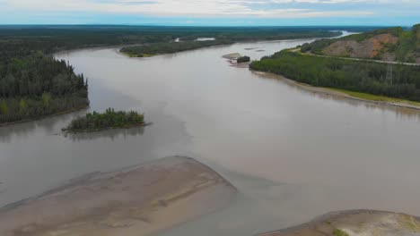 Video-De-Dron-De-4k-Del-Puente-De-Armadura-De-Acero-De-Honor-De-Los-Vereranos-Nativos-De-Alaska-Sobre-El-Río-Tanana-En-Nenana,-Alaska-Durante-El-Día-De-Verano