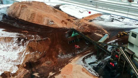 Effizientes-Abfallhandling-Mit-Förderband-Und-LKW-Beladung-Im-Sägewerk-Im-Winter