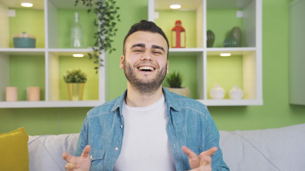 행복한 남자가 춤을 춘다.