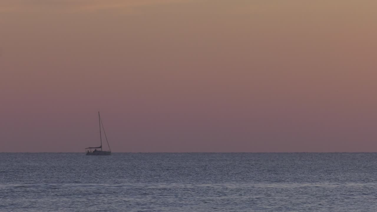 새벽 에 작은 항해 요트 가 바다 로 향 하고, 항해 를 휘두르고 있다