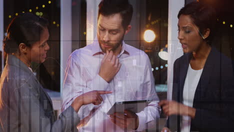 animación de gráficos financieros sobre diversos empresarios que hablan en la oficina