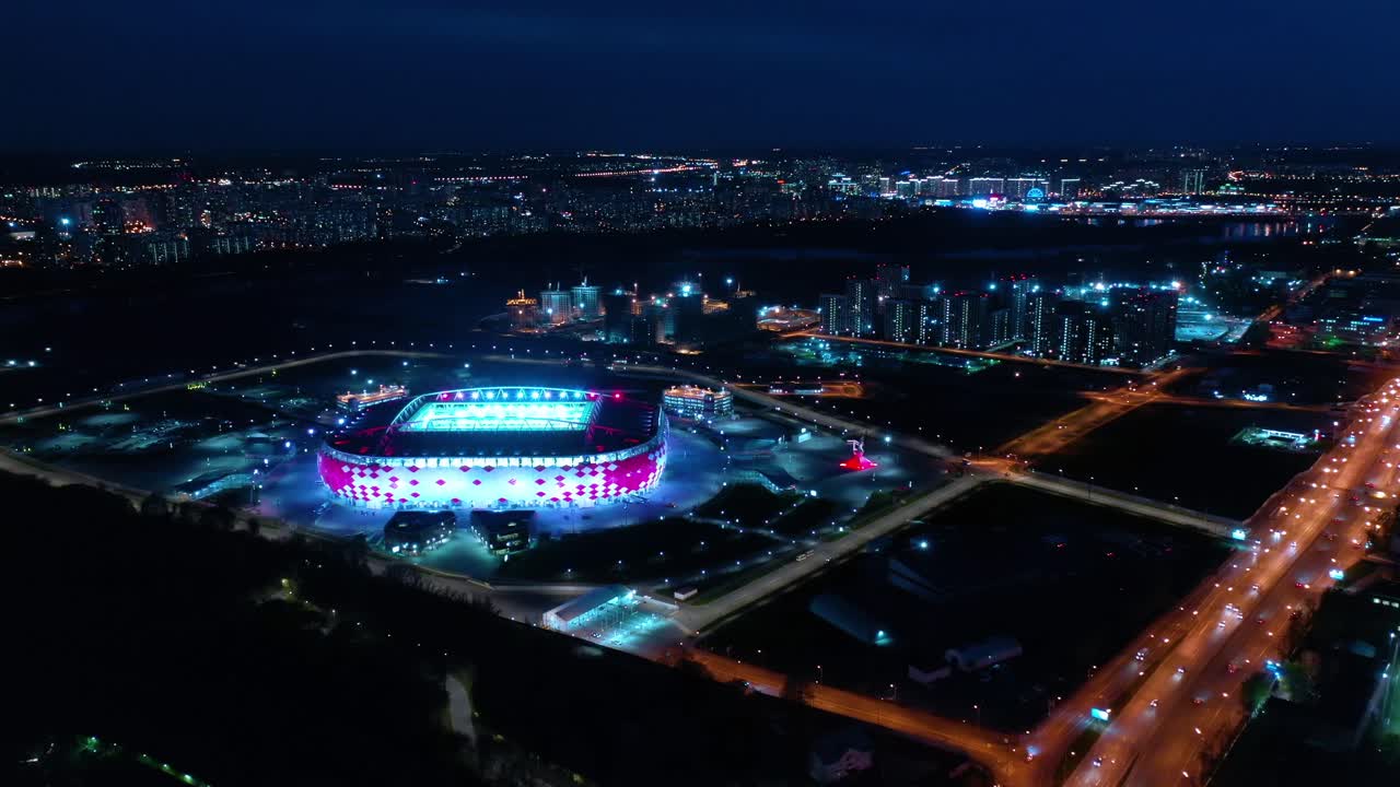 vista aérea nocturna de una intersección de autopista y el estadio de fútbol spartak moscú otkritie arena