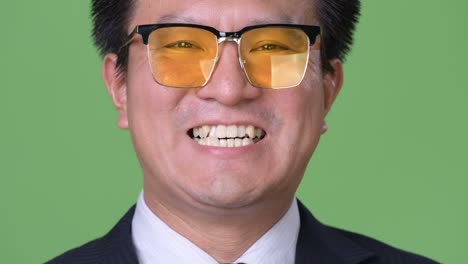 녹색 배경에 성숙한 일본 사업가