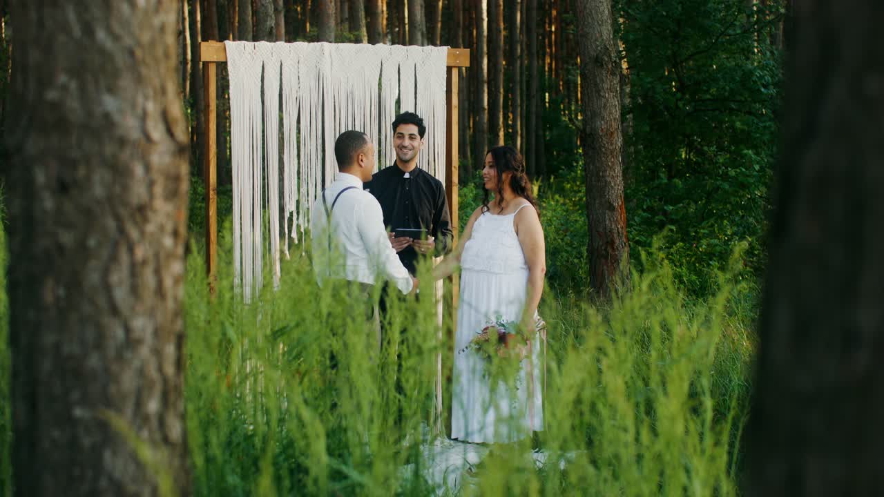 야외 숲의 결혼식