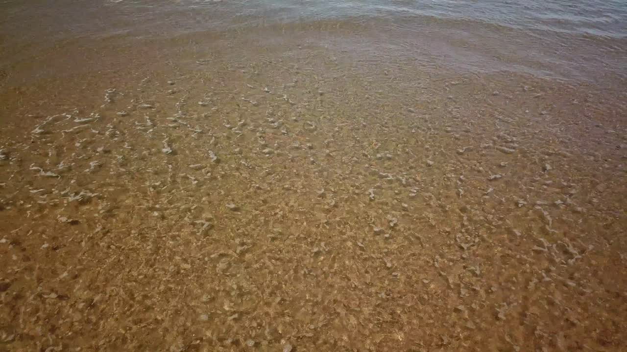 프랑스 비아리츠 해변의 해안선에서 바위 절벽을 배경으로 지상을 비행하는 드론