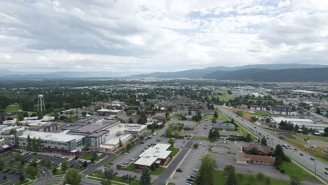 Verano-En-La-Ciudad-De-Kalispell,-Montana---Vuelo-Aéreo-Con-Drones