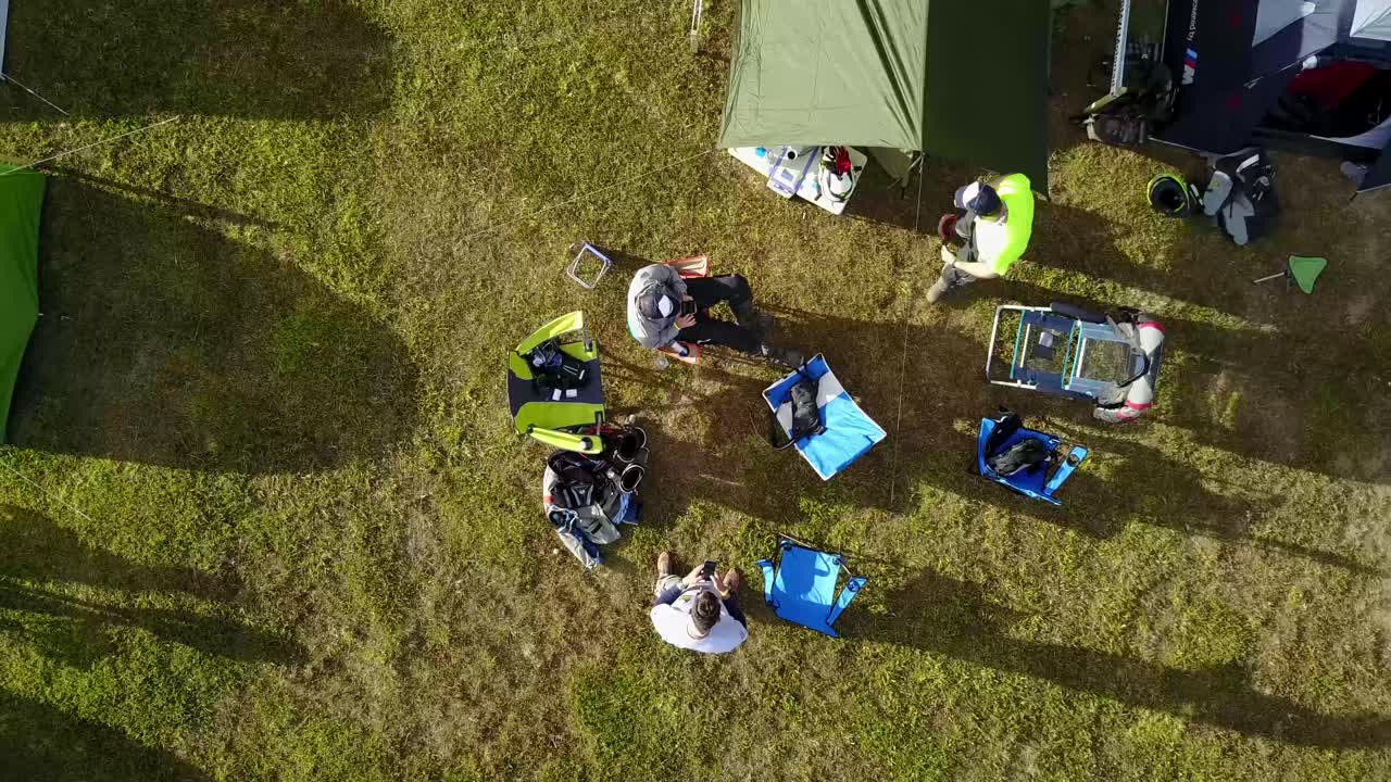 캠프장에서 야영객 그룹의 하이 샷 회전 샷