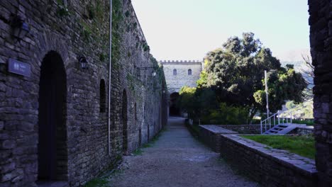 Innerhalb-Der-Hohen-Steinmauern-Der-Mittelalterlichen-Burg-Von-Gjirokastra,-Morgens-Auf-Ruhigen-Gassen-Spazieren