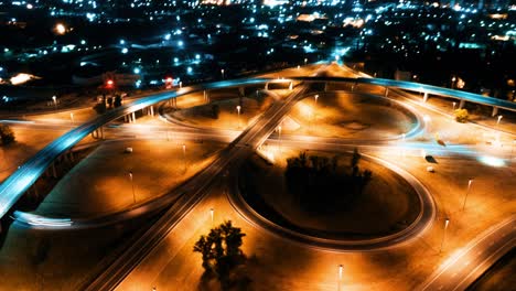 hiperlapso del tiempo del tráfico nocturno de la ciudad