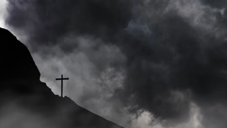 Silueta-Cruzada-Sobre-Colinas-De-Acantilados,-Fondo-De-Nubes-Oscuras