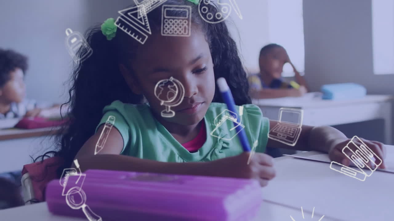 animación de iconos de artículos escolares sobre estudiantes diversos enfocados en el aula