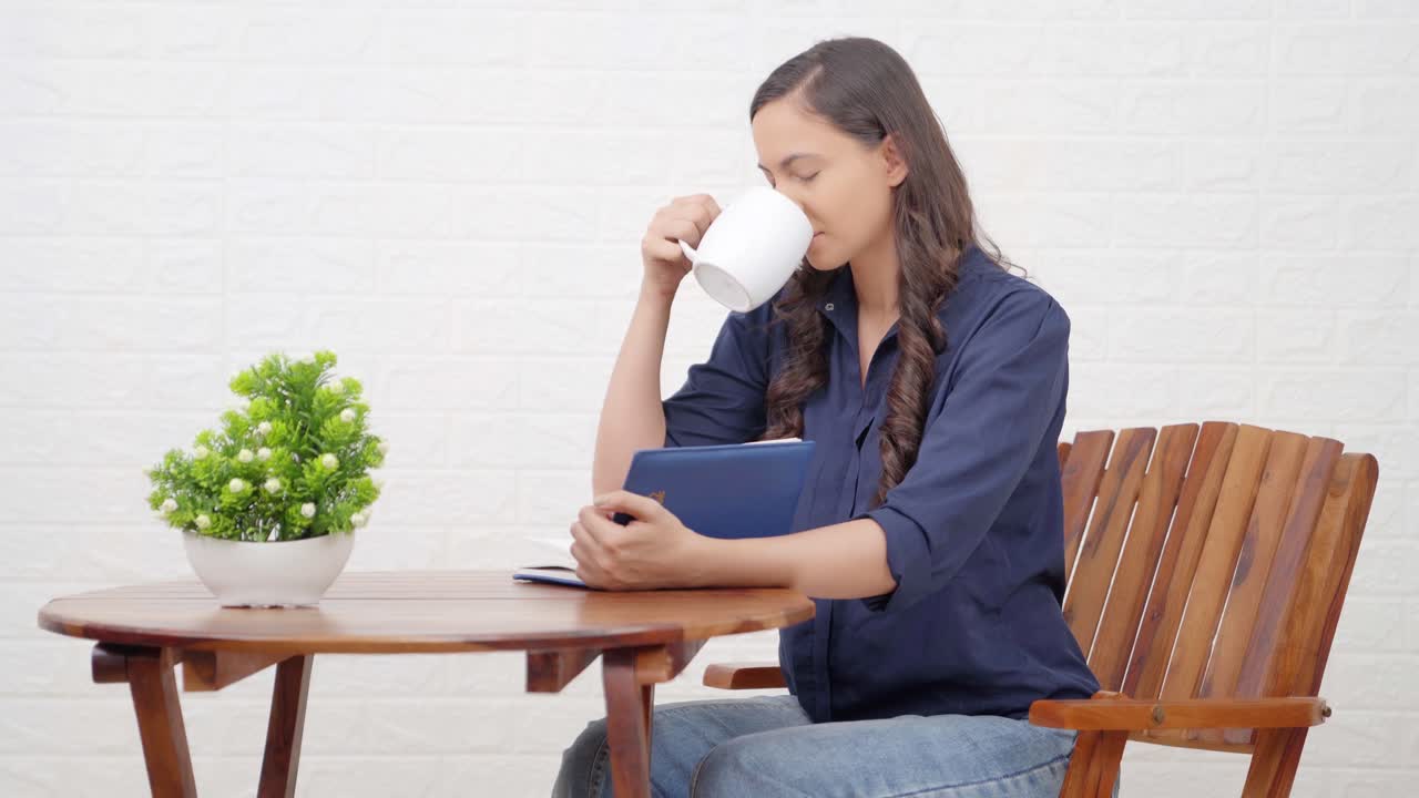 카페에 있는 인도 소녀