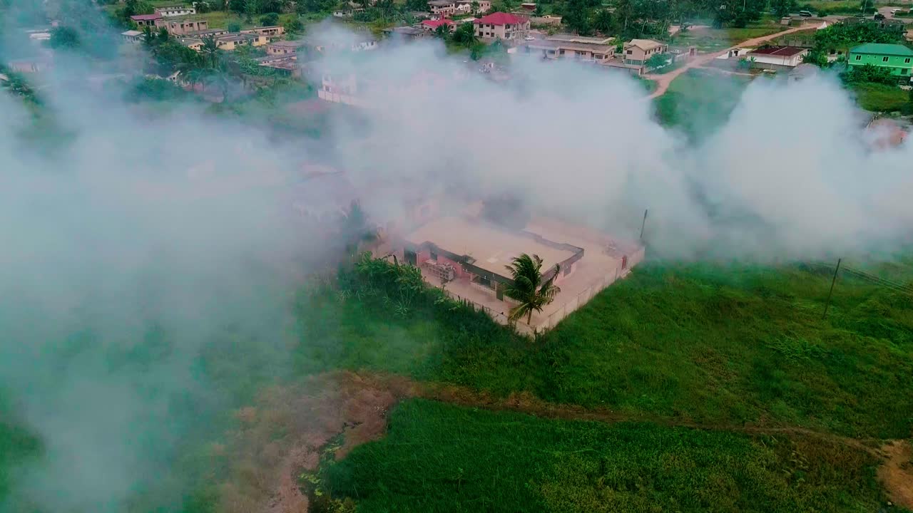 una grabación de humo de un dron de 4k capturada desde arriba