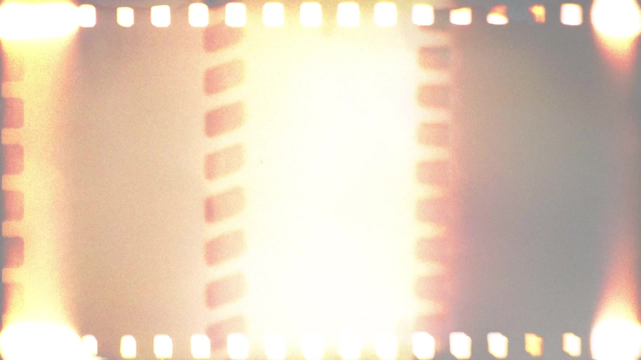 フィルムグレイン付きのヴィンテージなフィルムバーンとライトリークのオーバーレイ