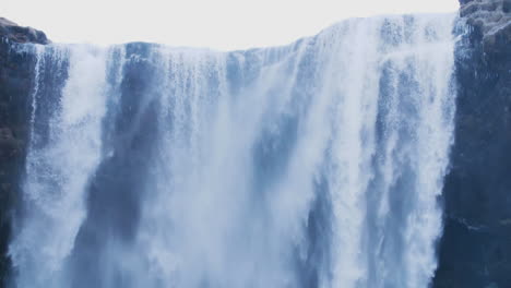 Riesiger-Gefrorener-Wasserfall-In-Island-In-Zeitlupe
