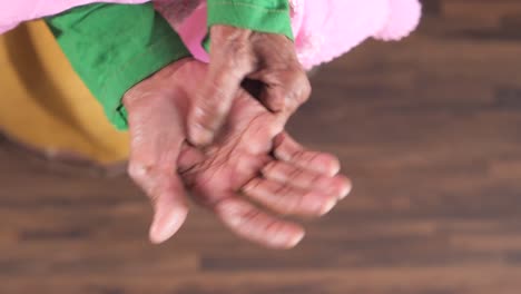 primer plano de las manos de una anciana.