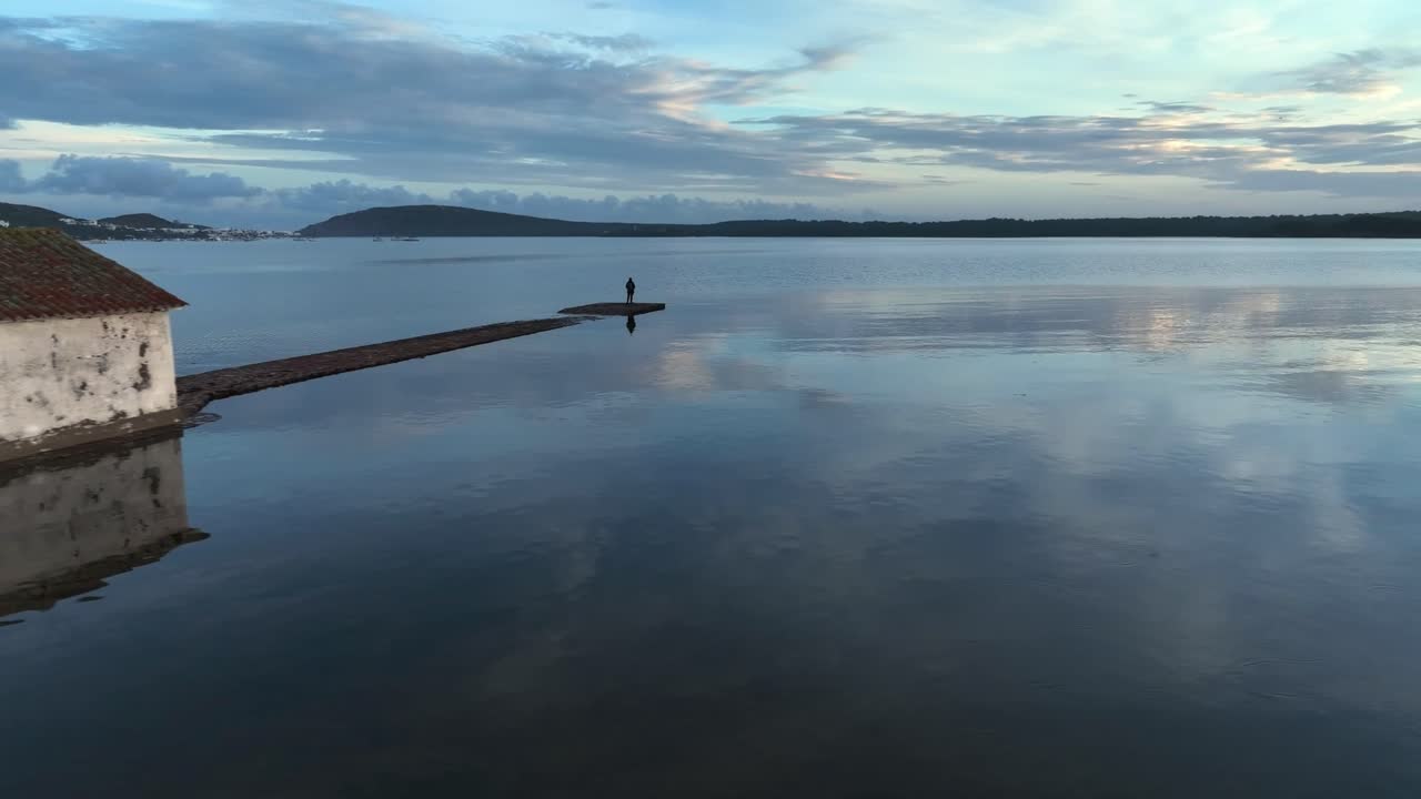 스페인 해안선 가장자리에 있는 오래된 부두