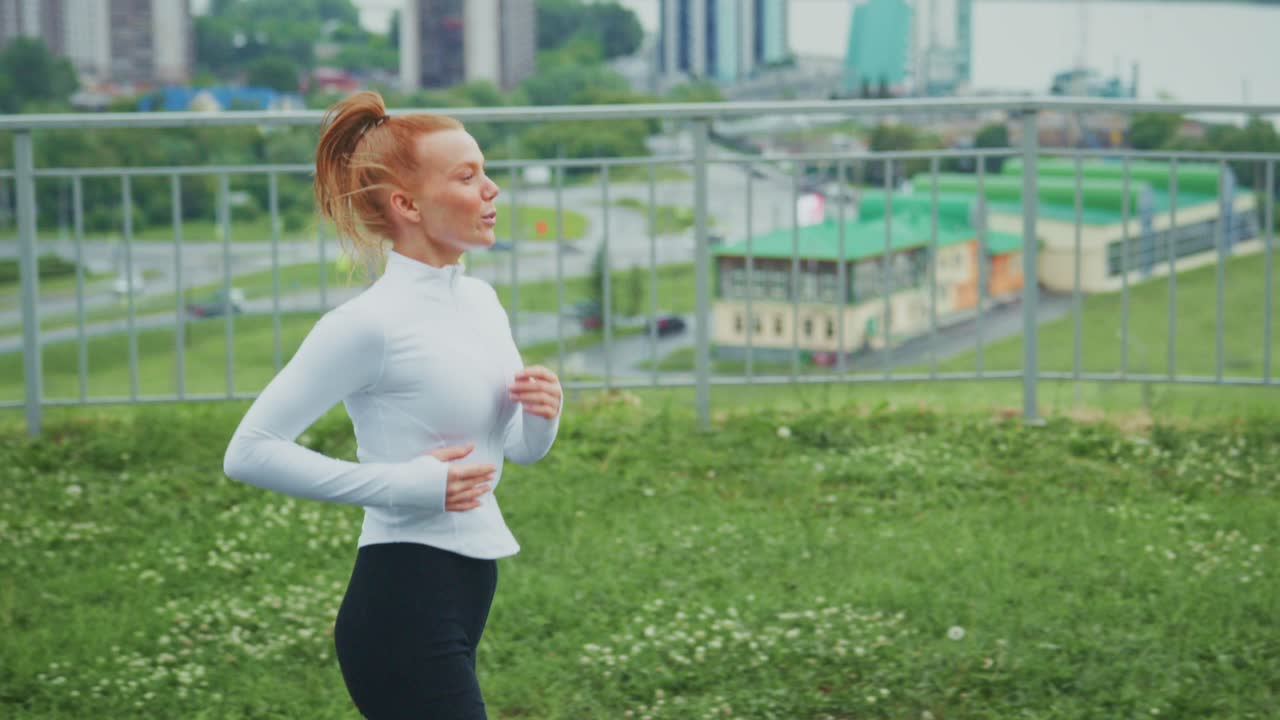 도시에서 조하는 여자