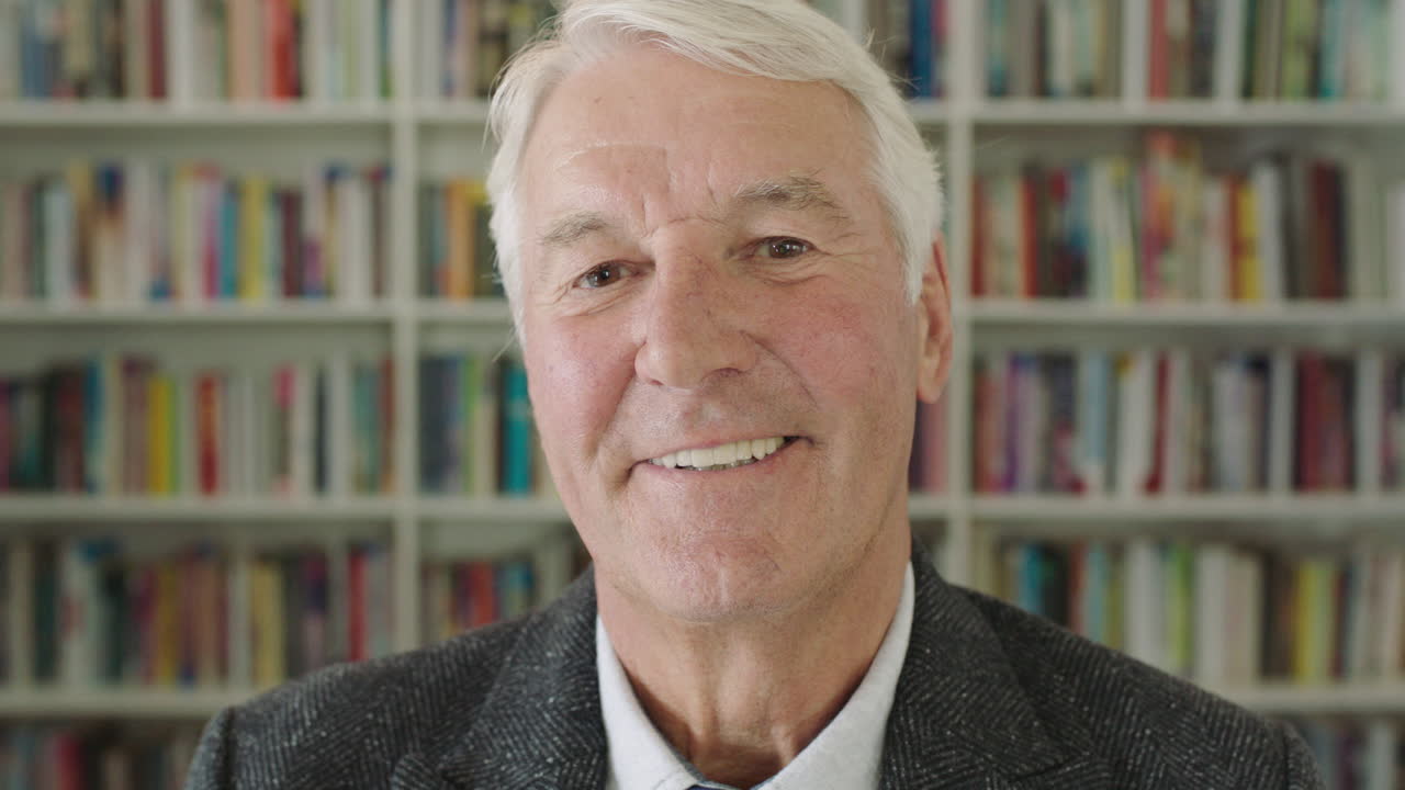 초상화 아프리카계 미국인 여성 학생 미소 짓는 책장 도서관 대학