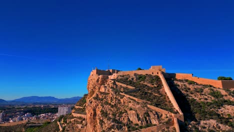 Imágenes-Aéreas-De-4k-Del-Castillo-De-Santa-Bárbara-En-Alicante-España,-Con-La-Ciudad-Al-Fondo